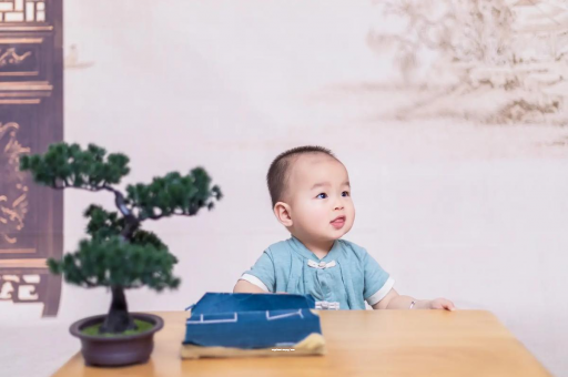贵港怀孕肚子中间凹两边凸