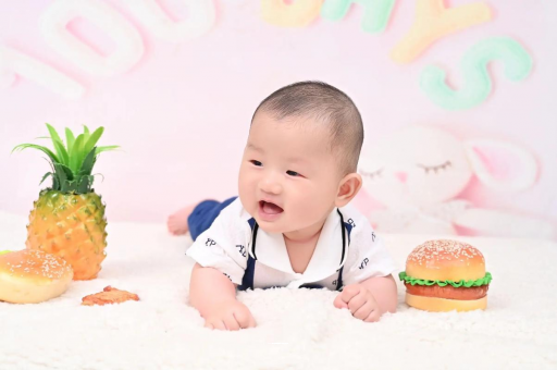 贵港宝宝在妈妈肚子里